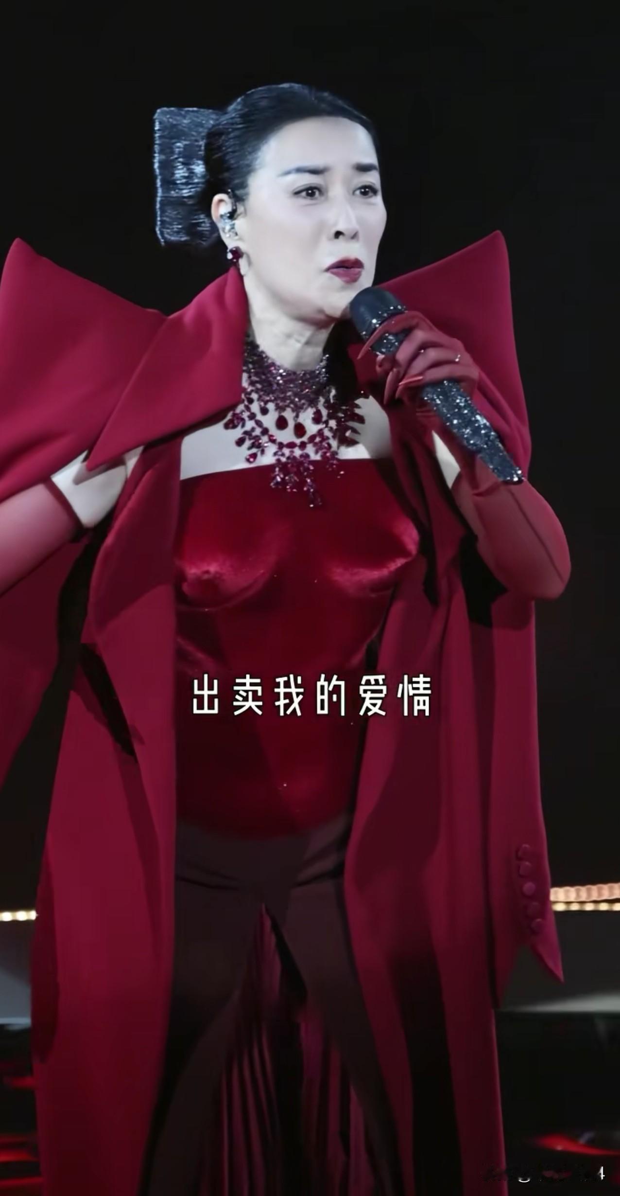 那姐，咱就不能优雅老去吗？有句话不知当不当讲，那英演唱会这套造型让我想起了倩女