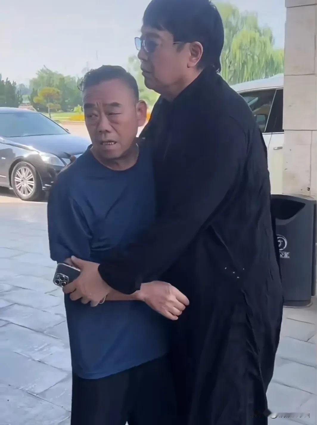 王为念回国后的第一件事，就是来拜祭干爹杨少华！他穿着一身黑色衣服，身材臃肿，走