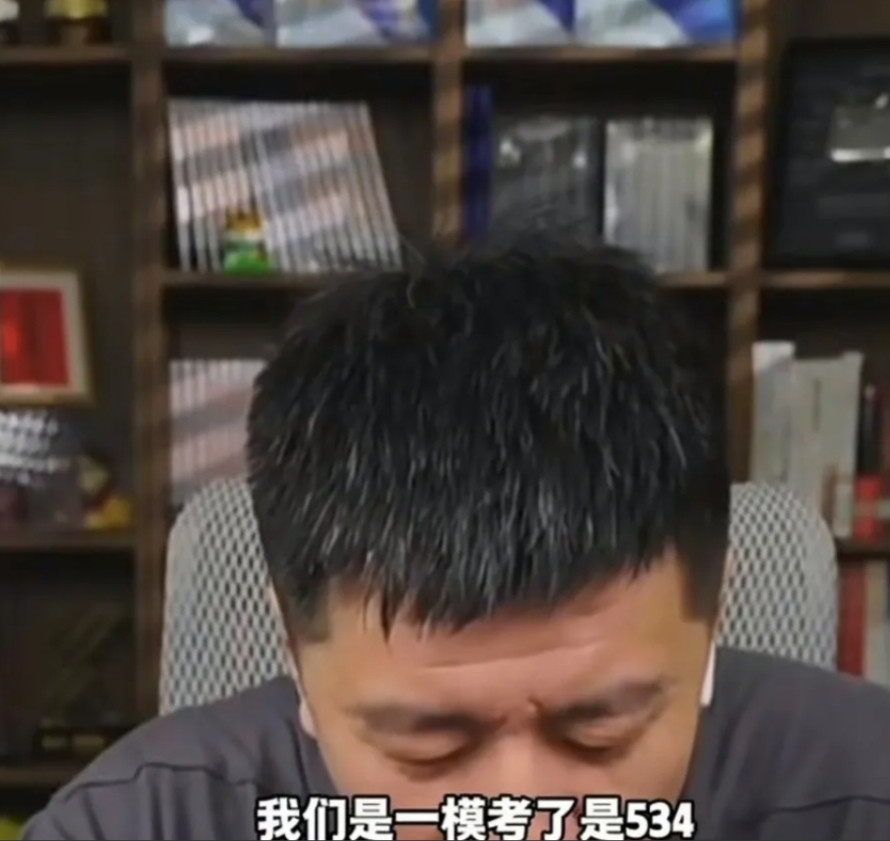 张雪峰对低分连麦者竟如此嫌弃！连麦550分以下的，他又嫌弃又敷衍。有个534