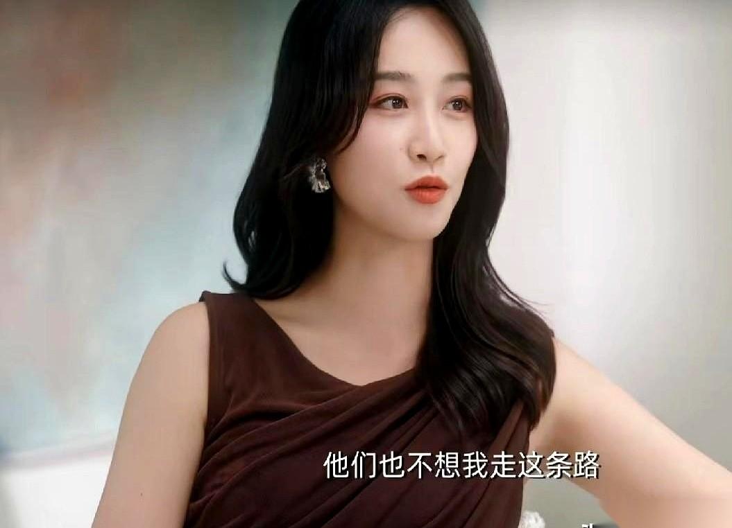 蓝盈莹说她当年是“抗争”成功，才进了娱乐圈。我听完就笑了。这哪儿叫抗争啊，这