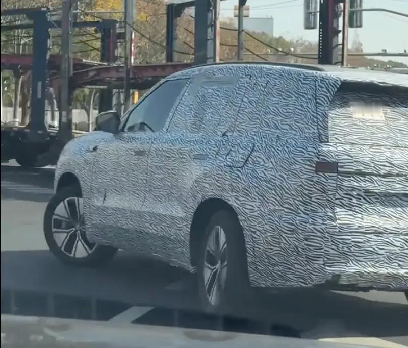 车若初见细心的网友拍到了上汽大众ID.ERA伪装车，还以为会来的挺晚，车体尺寸