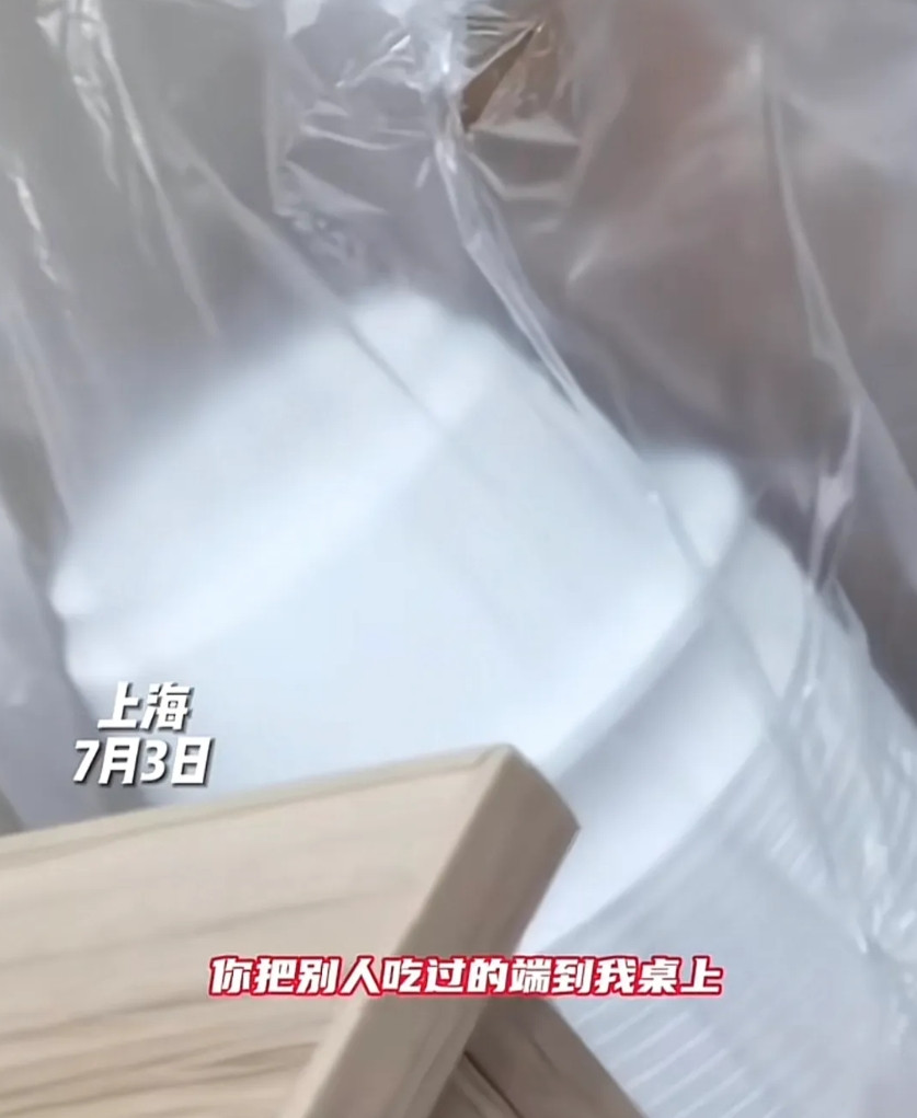 上海，发生了一件非常恶心人的事情！一名女子去到一家面馆吃面，等到老板将面端上来的
