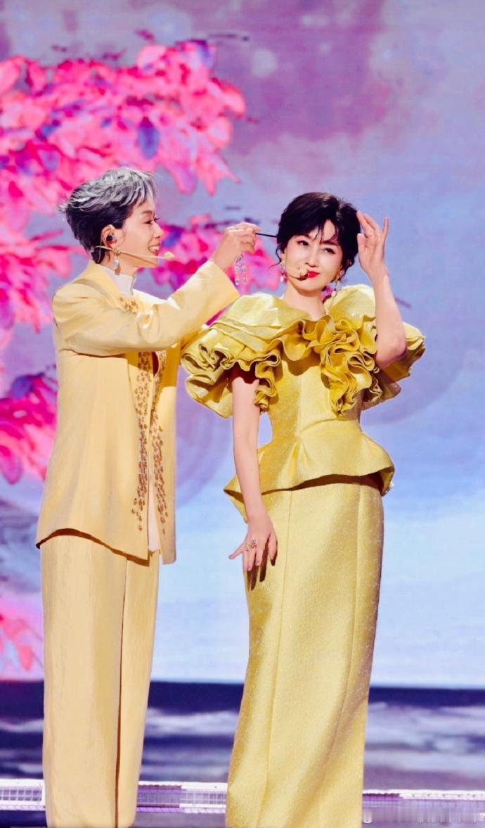 近日赵雅芝在成都开演唱会，叶童也参加了，两位都显得好年轻，站在一起也特别的般配。