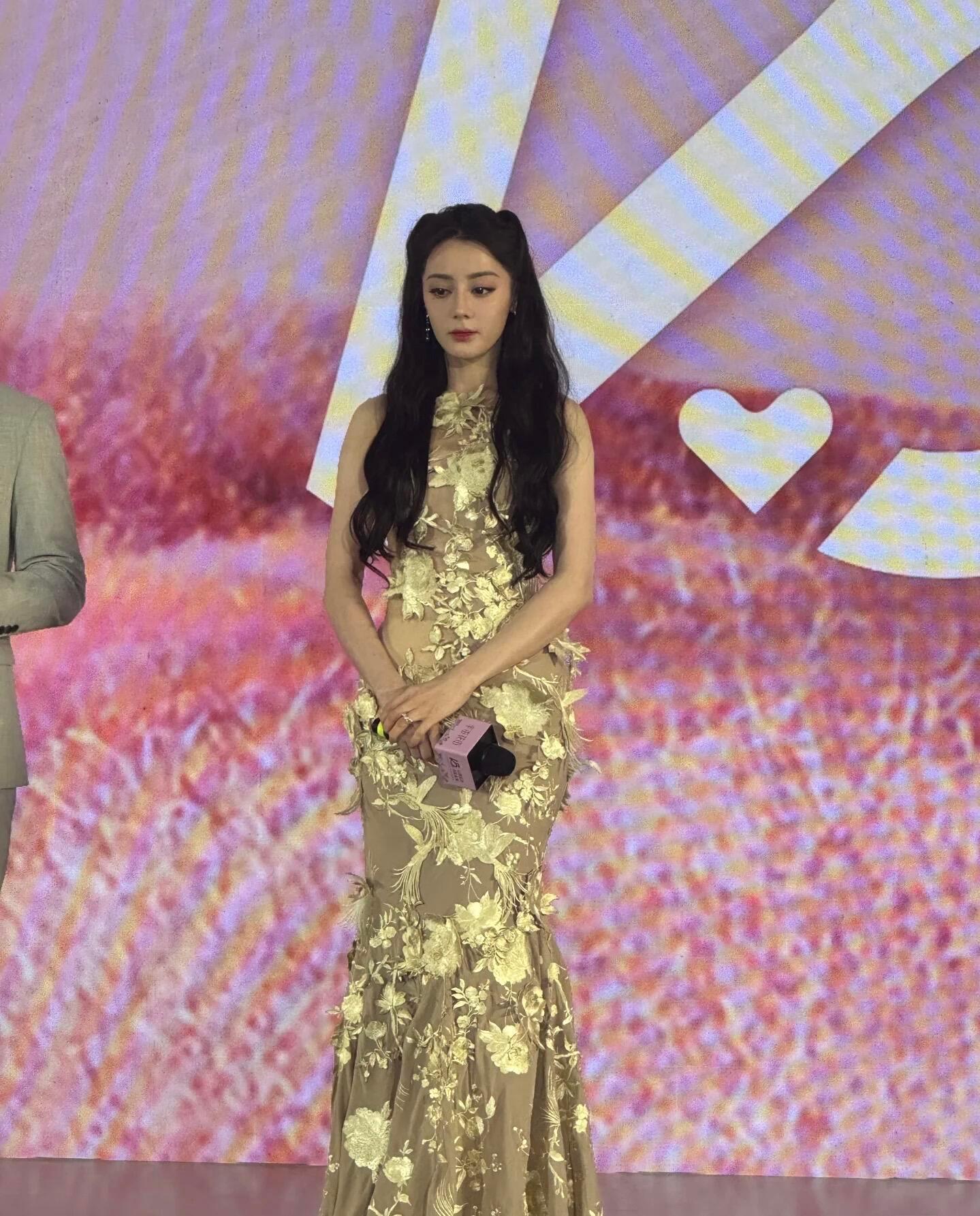 热巴本人长这样吗谁线下见过热巴来说一说她到底长的怎么样，有人说线下她的脸是比较甜