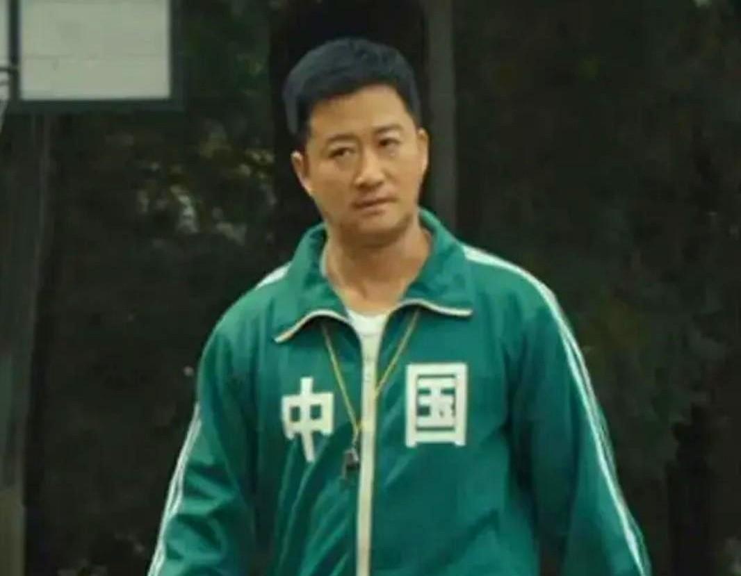 汉字“中国”在自家战袍上变少，这事儿怎么想都不对劲？翻出几十年前老影像看