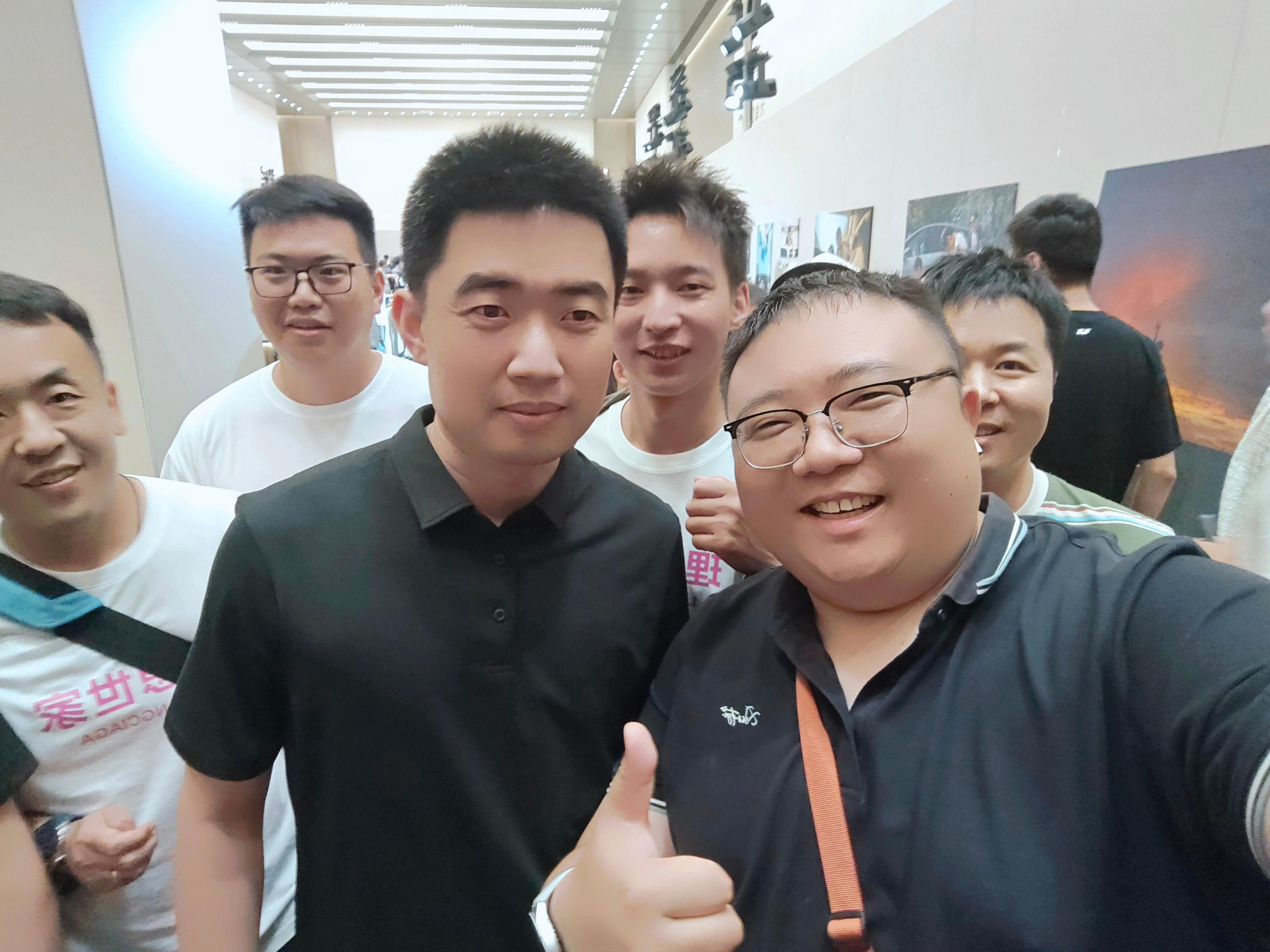 第一次参加理想汽车的发布会，就跟李想合照了，真的有点小激动，我发给我对象，我对象