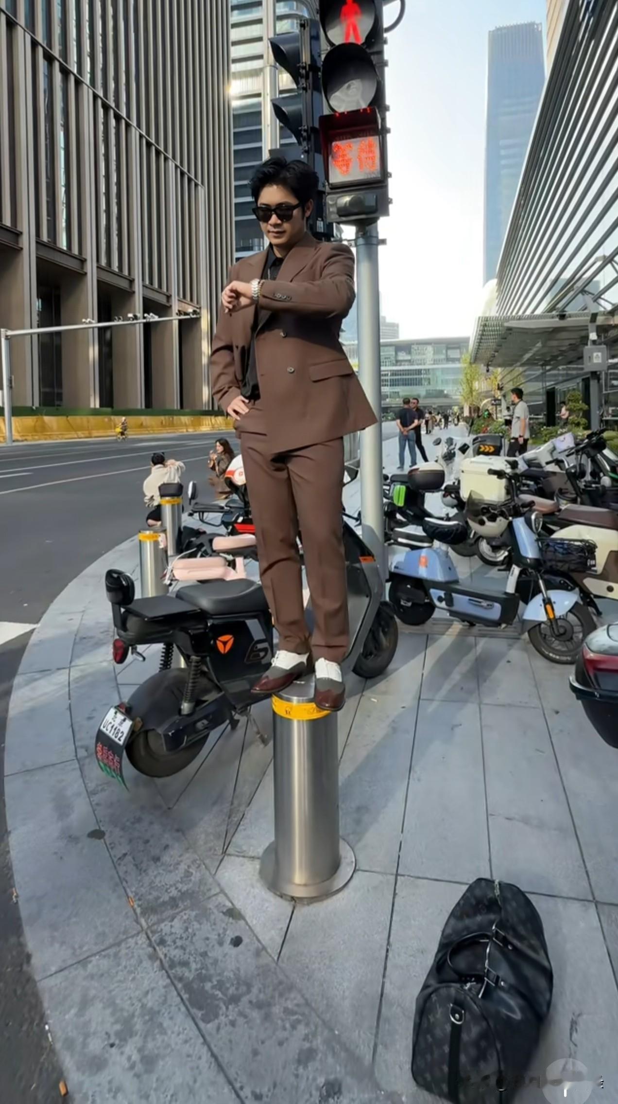 草莓熊新视频，说北京最有强调的男人回来了。我以为他邀请王楚钦合拍了呢！谁知道