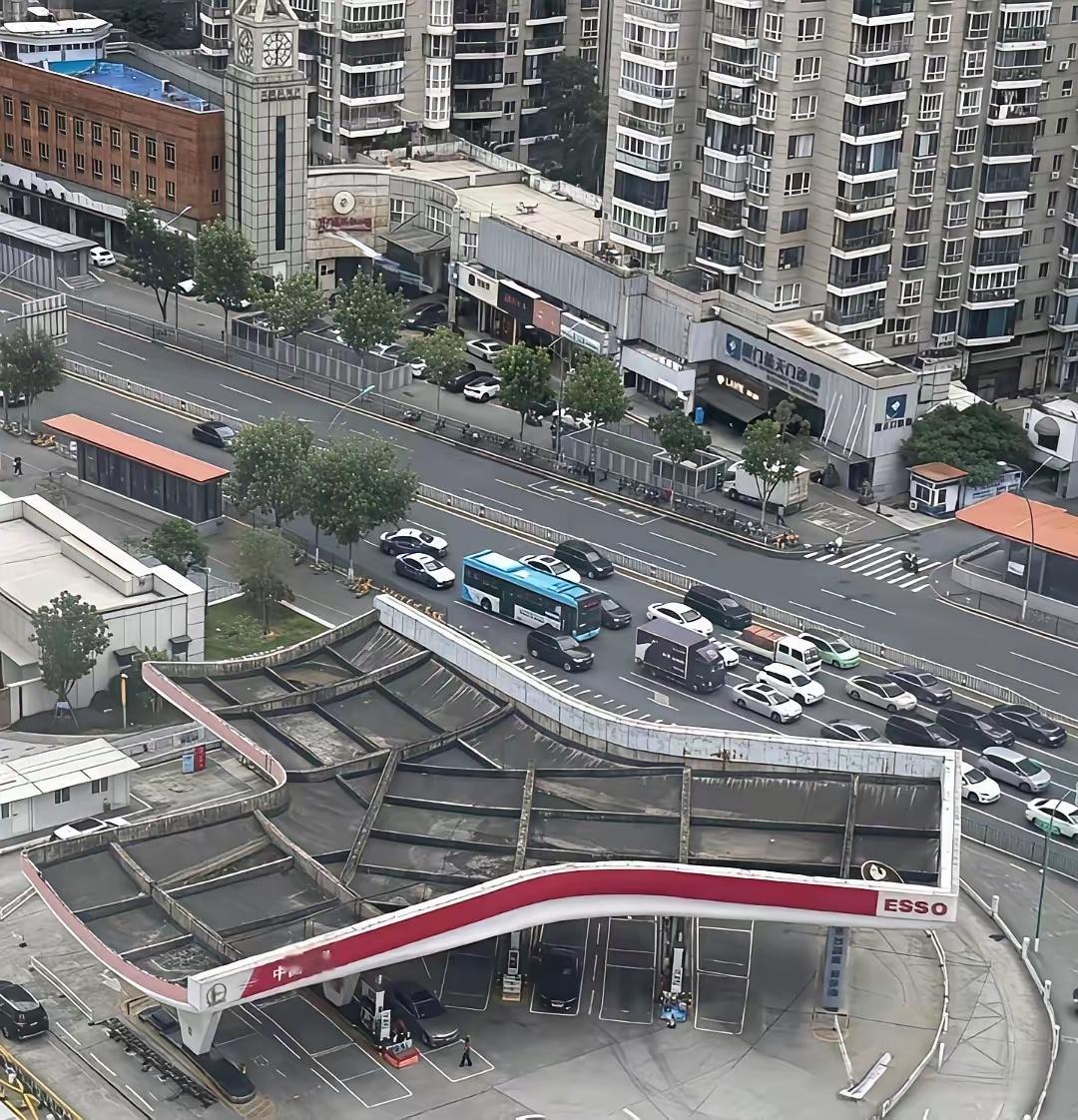 加油站的顶棚为什么要这样建呢？不怕积水呢还是说在中间排水？