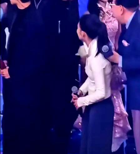 东方卫视跨年晚会，一个C位，撕开了多少人的职场面具。镜头扫过，她三次想挤进中心