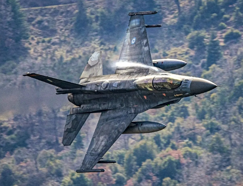 最“脏”的F-16隼战机。非希腊空军的F-16C战斗机莫属，这型战机采用了H