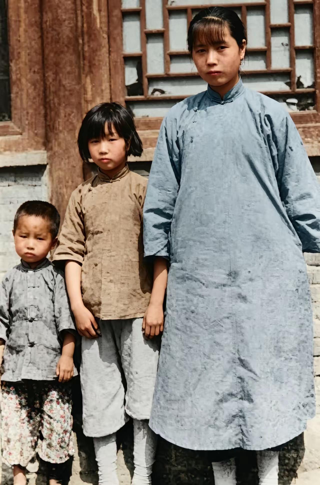 这张老照片摄于1927年的合影，这是李大钊牺牲后三个孩子回到老家河北乐亭时的情景