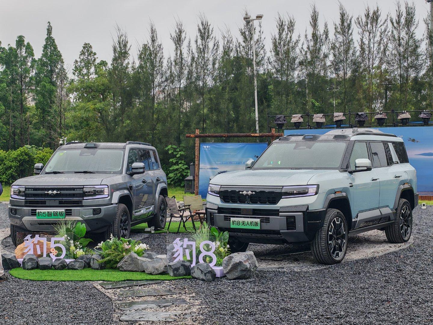 来参加方程豹58双车品鉴会啦，下了雨，两款车型的外观显的更帅了的有米有
