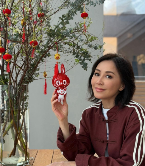 刘嘉玲气色真好刘嘉玲分享了她的开工照，穿着紫红色休闲衫，内搭白色T恤，相貌年轻