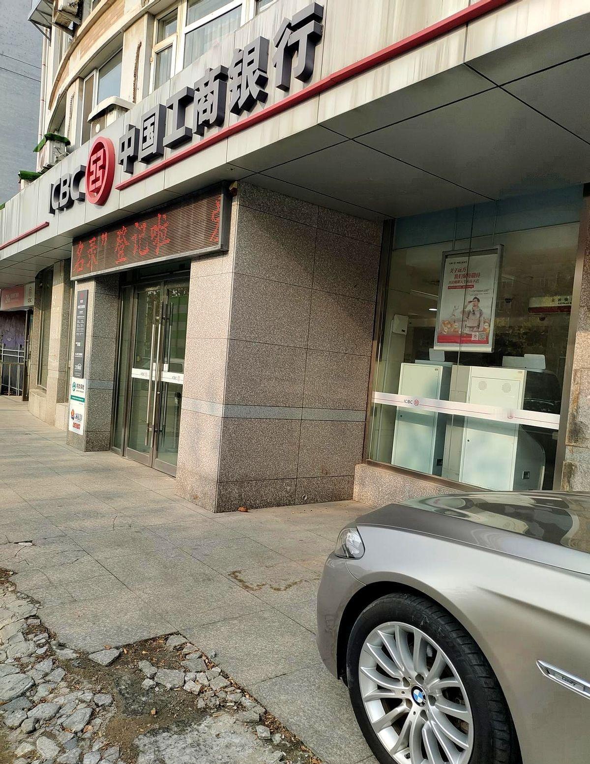 昨天我到工行转存了10000块钱，柜员小姐姐说，你可以找大堂经理领一份奖品。经