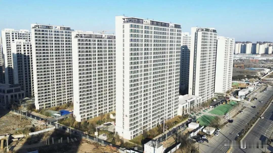 近日，由陕建十一建集团承建的西安市重点民生项目——七里镇三期B地块已全面完成施工