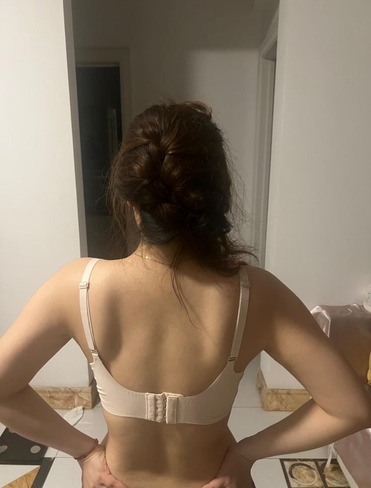 女孩的背部还有很美的。