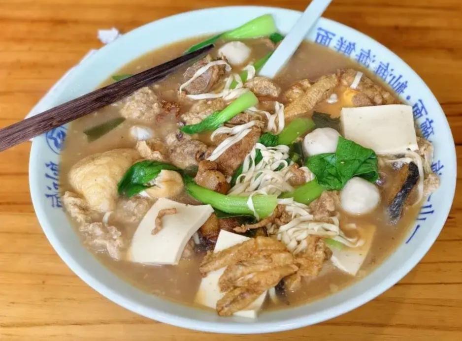 上个月出差，点了碗台州海鲜面。料足到看不见面，汤鲜料嫩，吃得超满足。