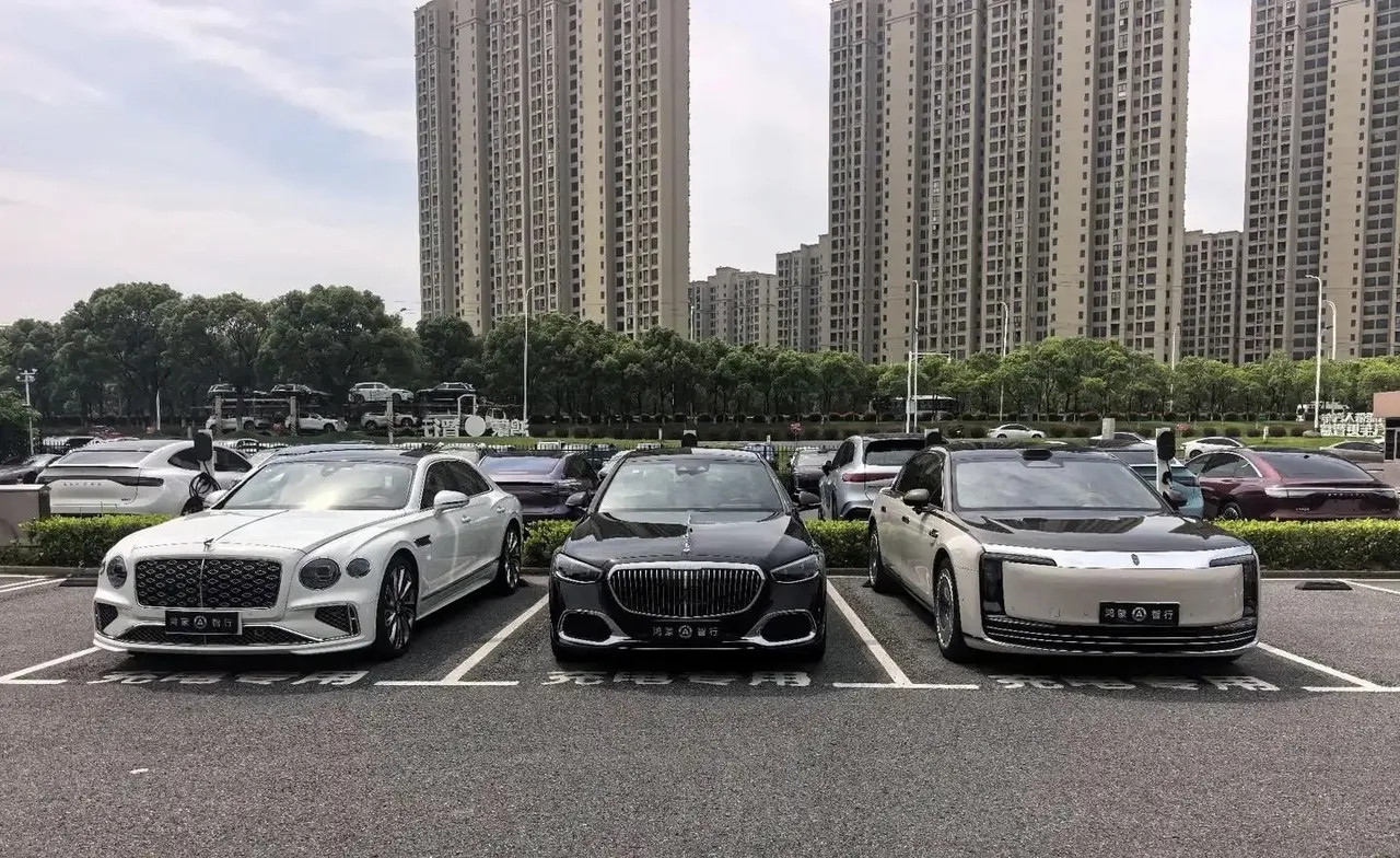 当宾利、迈巴赫、尊界S800停在一起时，大家觉得哪款车的气场更强？从图片角度来看