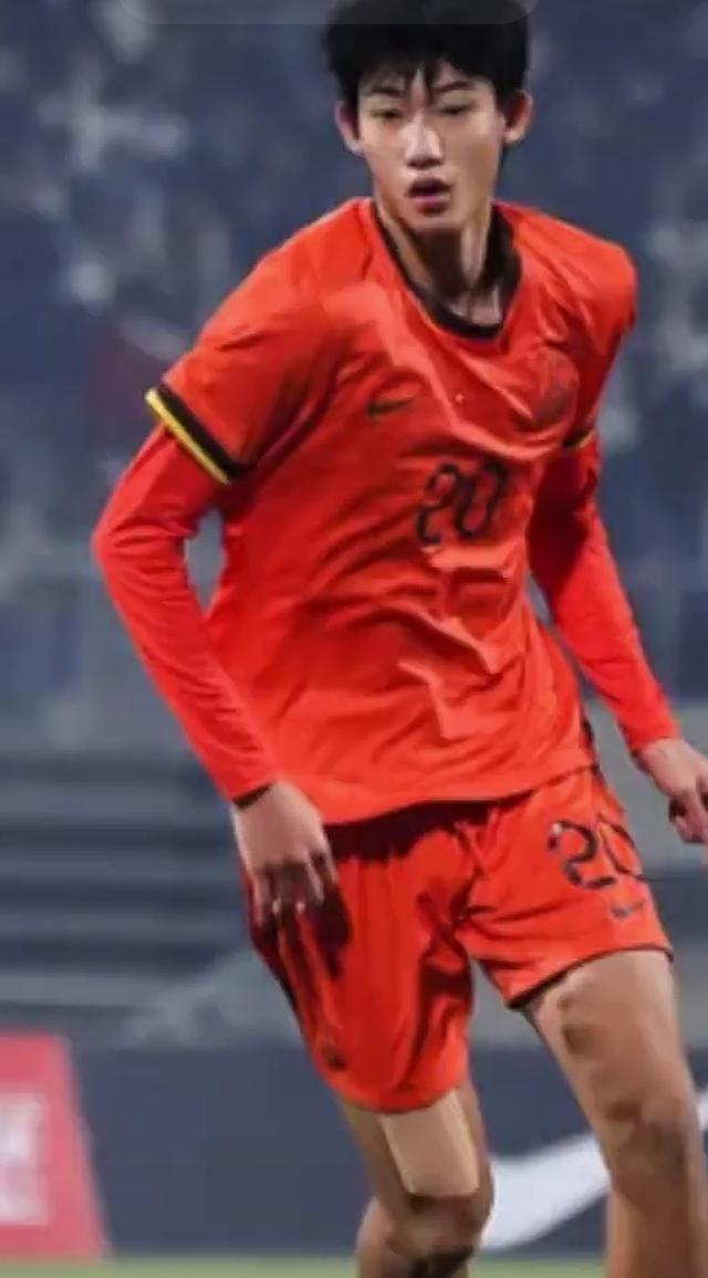 17岁赵松源1米94身高秀翻全场！对阵阿森纳U17，他禁区内穿花蝴蝶步戏耍整条防