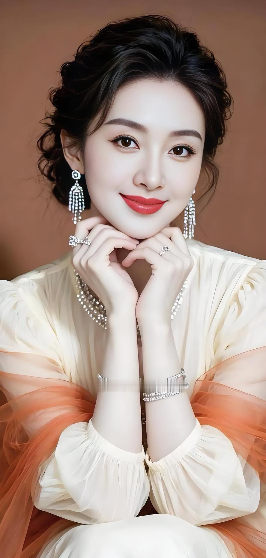 《暖调流光的轻语》米色轻纱，晕染橘色的柔，卷发低挽，藏着温婉的风。钻