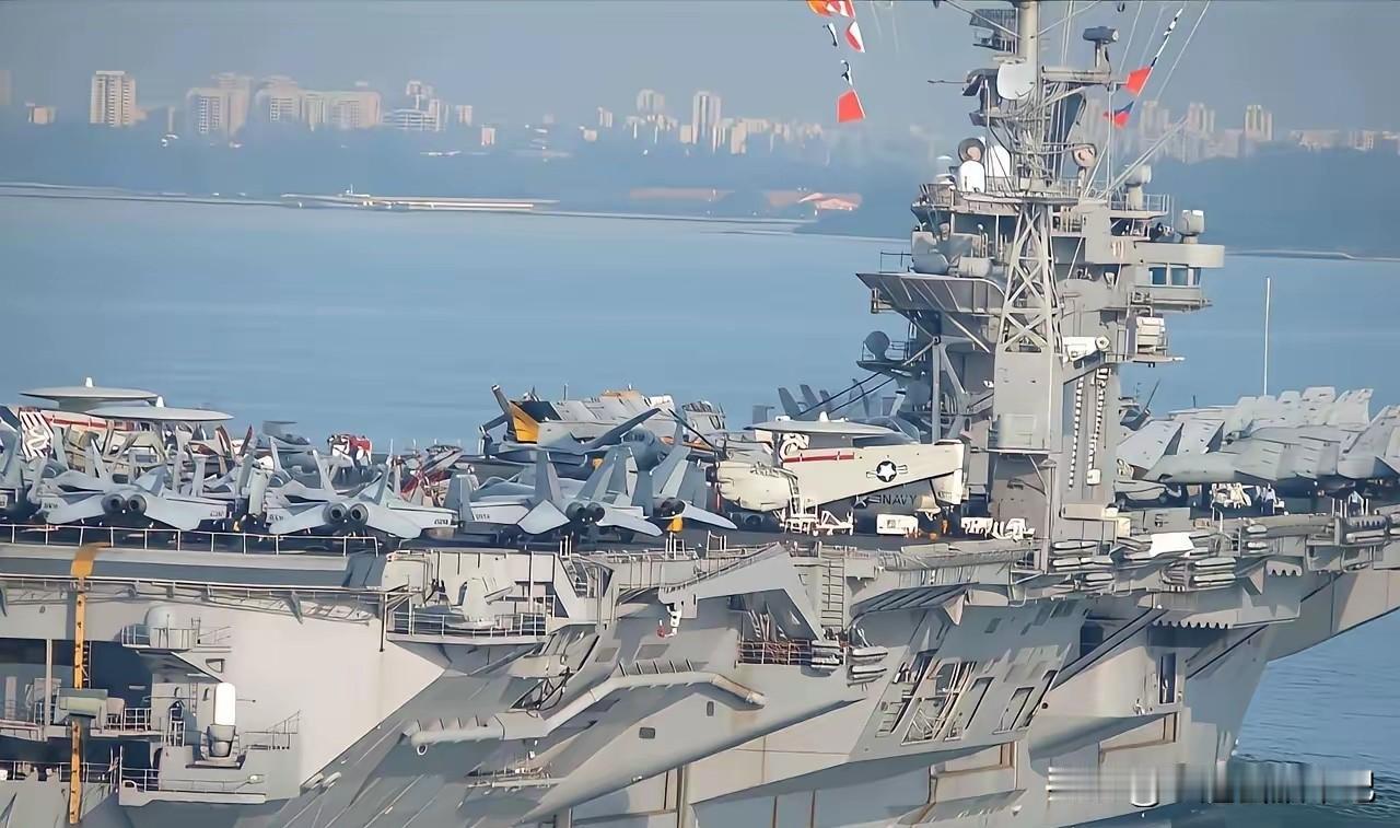 美军的核动力航母，停靠新加坡。甲板停满了舰载机，还有预警机，看上去，压迫感爆满