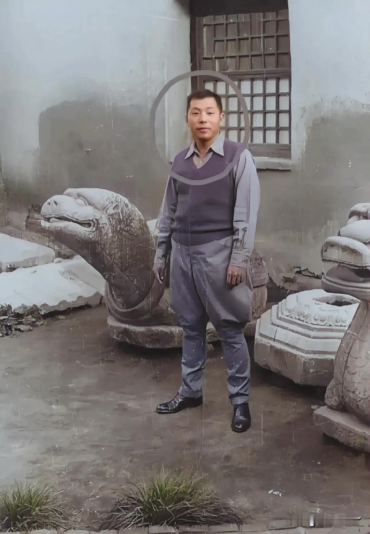 西安事变之前的少帅张学良，从当年留下的照片看，张学良本人体格不是很高，不是大家印