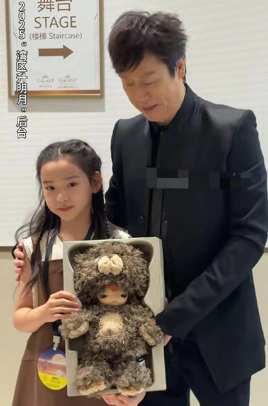 小酒窝，人见人爱太暖心了，解晓东在彩排期间专门给小酒窝去买了礼物，看得出来，解