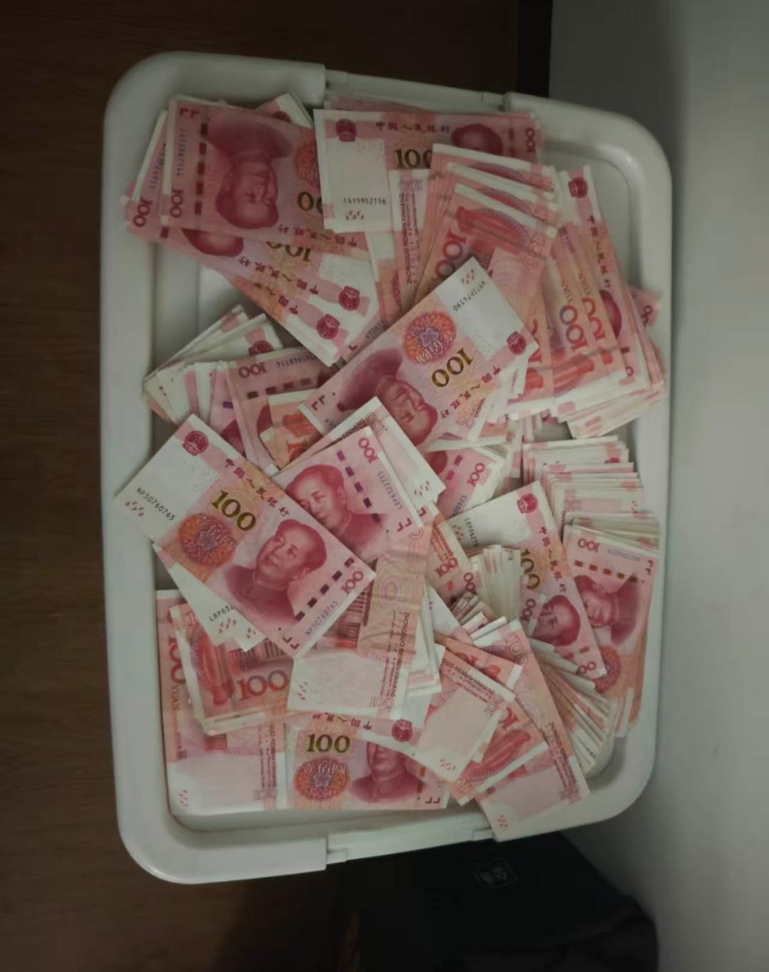 今天我才真正体会到了，没钱是真难！儿子下周订婚，我和老伴去年刚给儿子买了婚房
