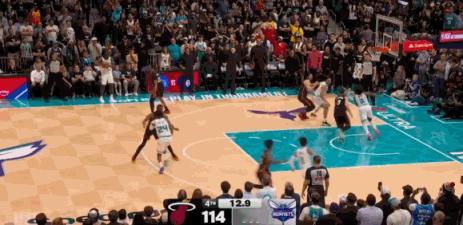 火箭管理层现在后悔已经晚了啊！真想不通，科比怀特这样的高级货，斯通冬窗为啥不愿