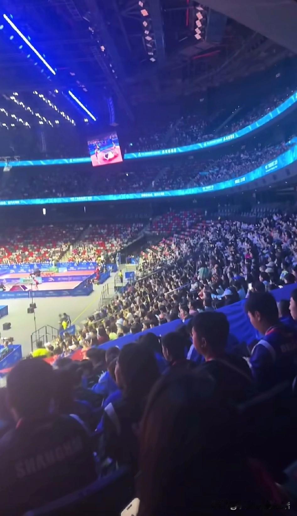 没满，没坐满，真的没坐满。有票，有余票，确实有余票。九月份的澳门冠军赛最后