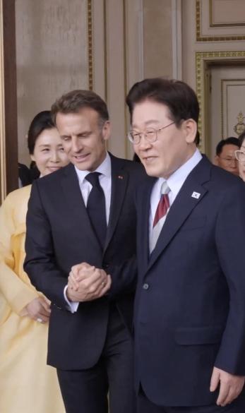 李在明送别马克龙依依不舍，又是拥抱又是握手4月3日，马克龙和韩国总统李在明举行