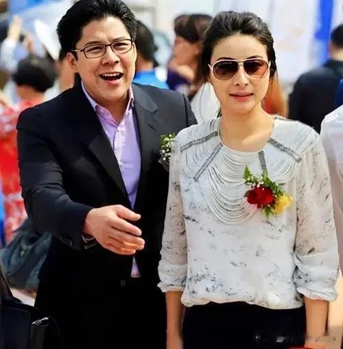 郭晶晶的婚姻，常被外界视为一段佳话。此次香港灾情，其丈夫霍启刚代表家族捐款