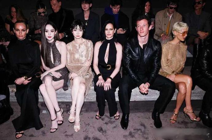 戚薇和娜扎怎么做到的，在欧美人身边白的发亮。