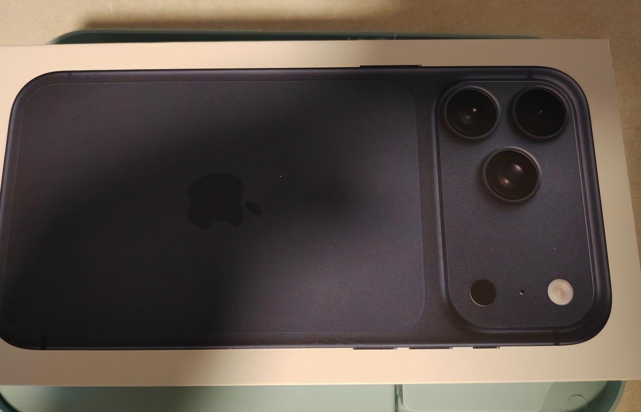 表妹1.2万买iPhone 17 Pro Max却谎称7000元，家人大讨论：善意的谎言还是信任危机？