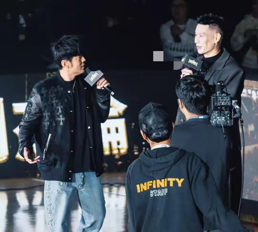 周杰伦空降林书豪的7号球衣退役仪式。书豪开玩笑说自己退役后，再也不想唱周杰伦的歌