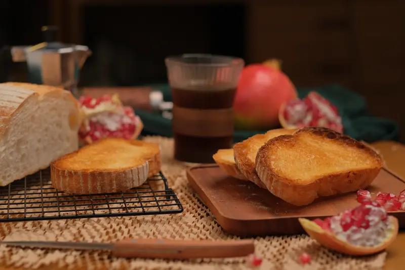 近日，郑州街边一面包摊爆火。许多人提前排队，面包的价格依然亲切，大多6元左右。