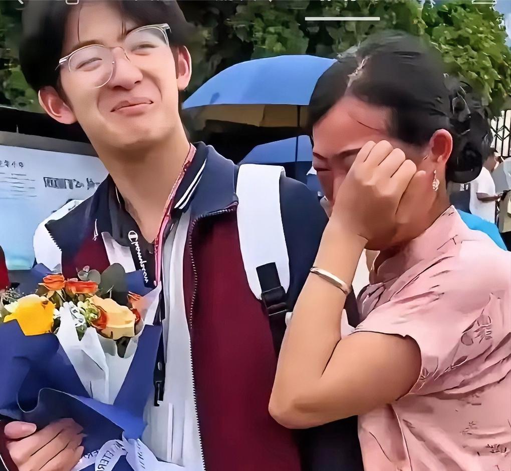 泪目。1米85少年，716分，如愿拿到了清华通知书。可这张录取通知书背后，没有父