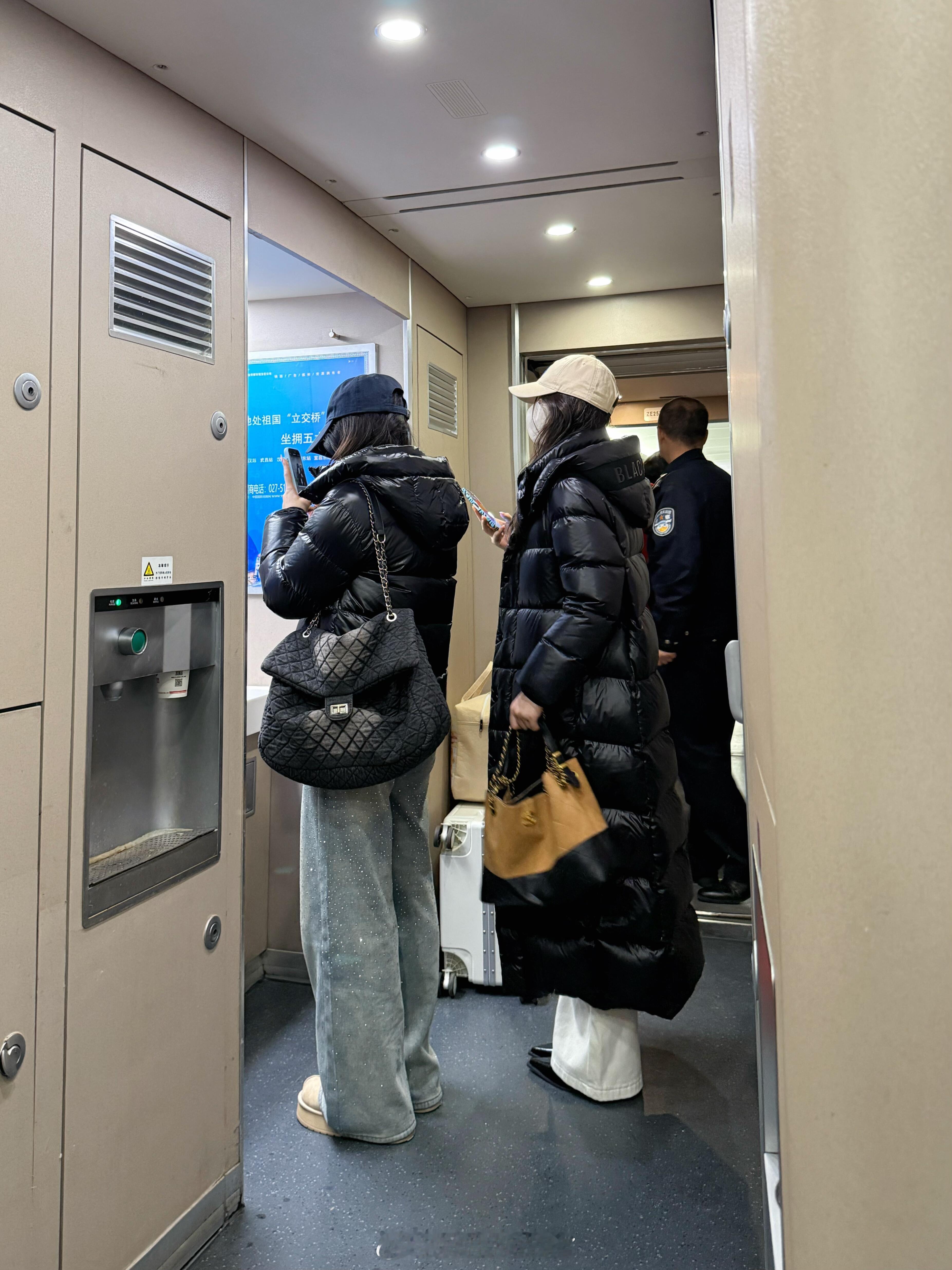 高铁上看到的，我的梦中情羽绒服！之前就想试试这种黑金款的羽绒服但是怕显得廉价，今