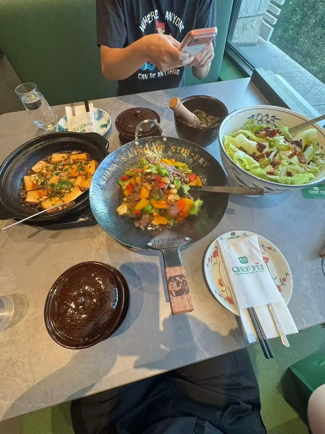 费大厨美国店辣椒炒肉卖210元费大厨在美国圣地亚哥开出首家海外门店，试营业引发热