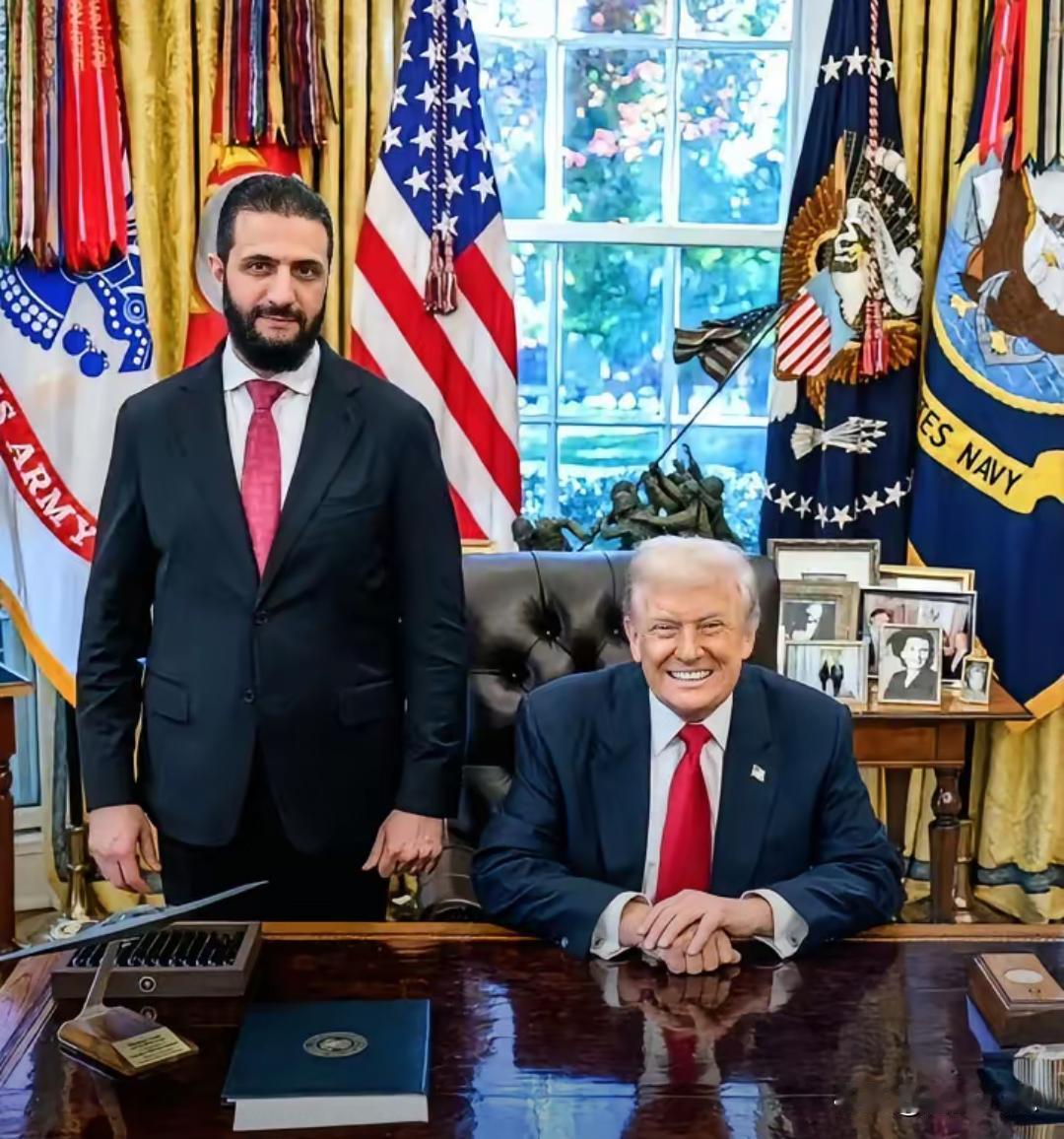 这大概是近期外交场合最尴尬的一幕了。叙利亚过渡政府领导人沙拉千里迢迢跑到美国白宫