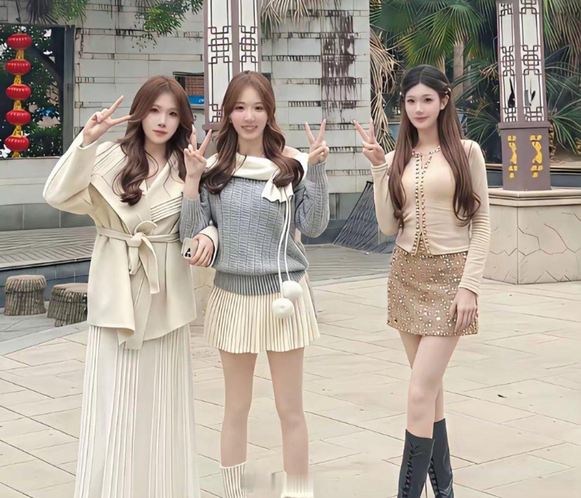 小时候中间那个最普通，长大后，居然是最美的，岁月没有亏待你。