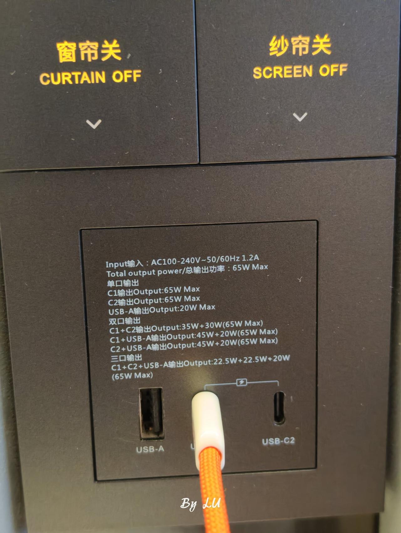 亚朵的墙插，是我说话太大声了。刚进房间，床头没看到插座，我差点骂街——什么年