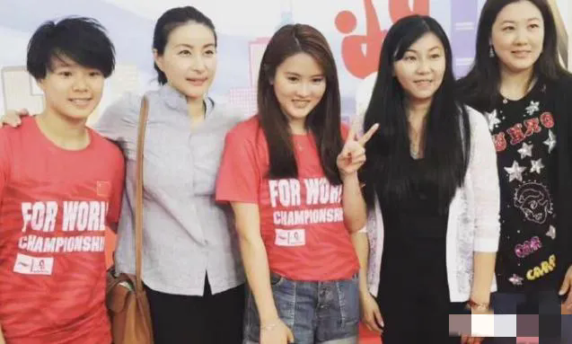 金牌教练周继红与跳水女王们的合照好美呀！奥运五冠王陈若琳秀发垂肩，笑容满面，