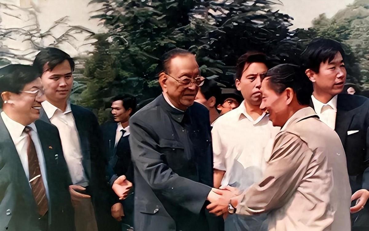 1937年耿飚在西北小镇遇到意外身份的徐向前，忍不住高喊徐总指挥，场面让在场众人