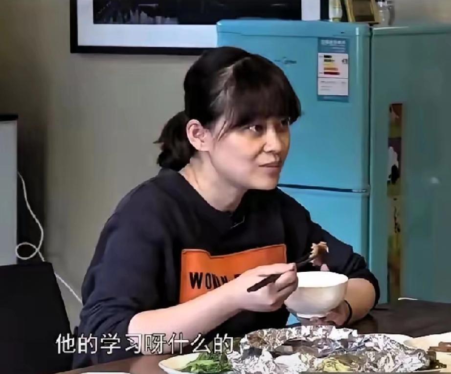 49岁的梅婷，在身材管理上堪称“狠人”！聚餐时，别人大快朵颐，她只吃一勺米饭；董