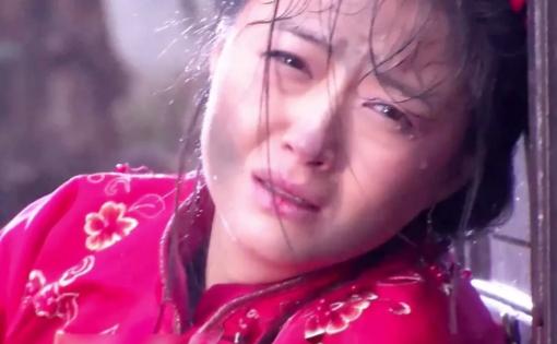 1933年，鬼子把一小媳妇摔在炕上，扑上去就要解她的腰带。小媳妇拼命挣扎，绝望时