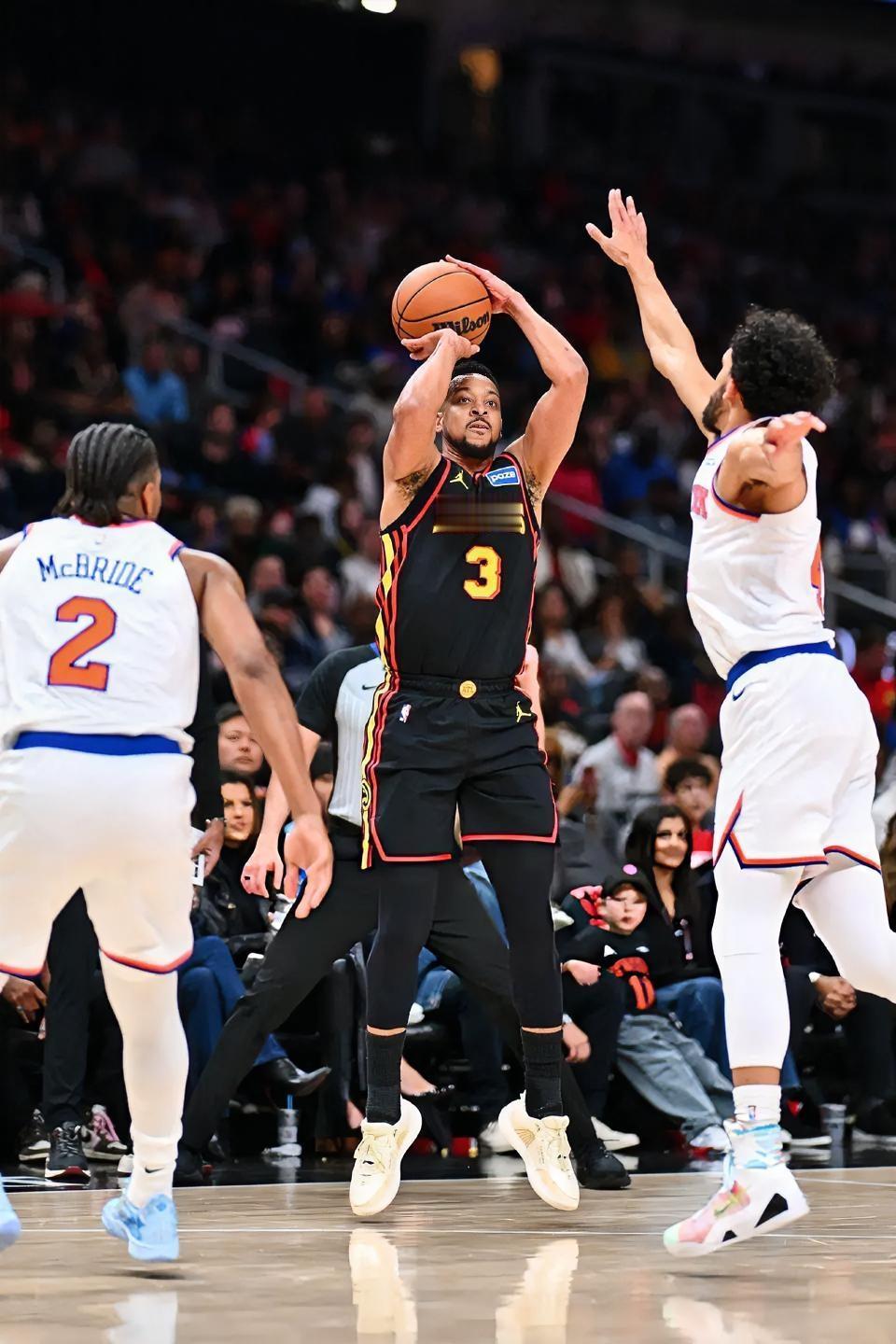 老鹰新援麦科勒姆真是彻底杀疯了！在刚刚结束的一场NBA常规赛中，老鹰主场以107