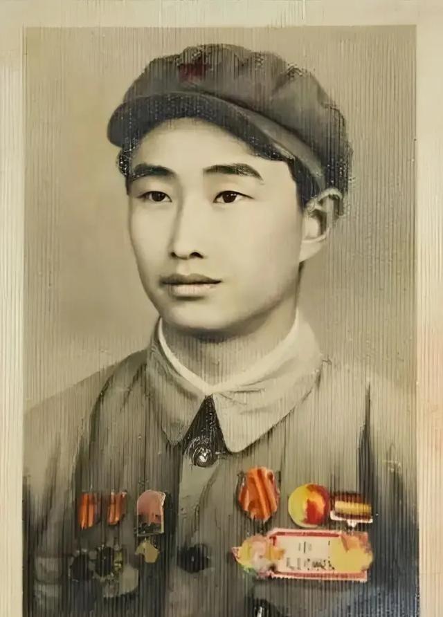 1943年，日军空袭时，八路军18岁战士宋岭春躲在草丛里，看着距离不到100米的