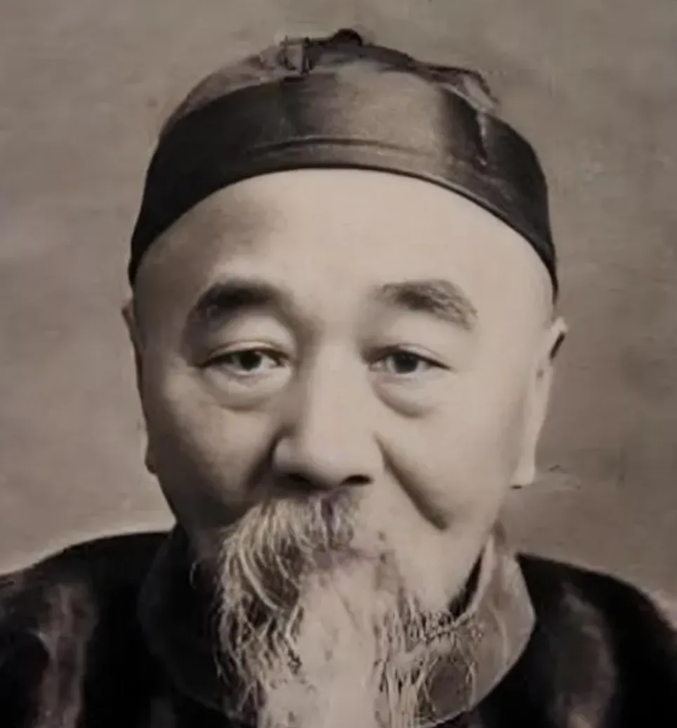 李鸿章的大哥李瀚章是个大贪官，一生收受贿赂无数，他搞贪腐有一个特点，绝不让送钱的