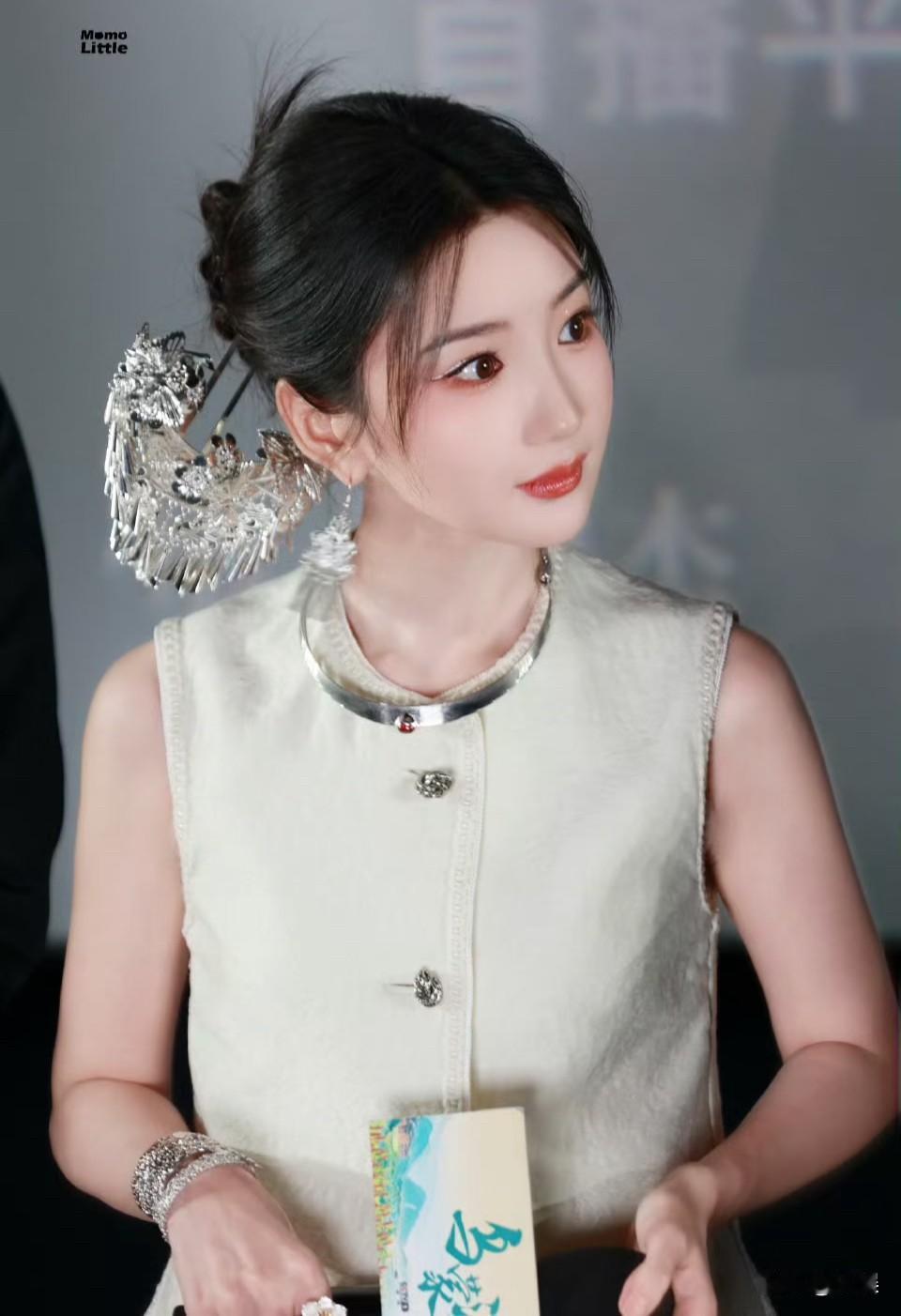 好美好灵动！没人提醒一下她发簪掉下来了吗应该是跳舞之后掉下来的？[吃瓜]